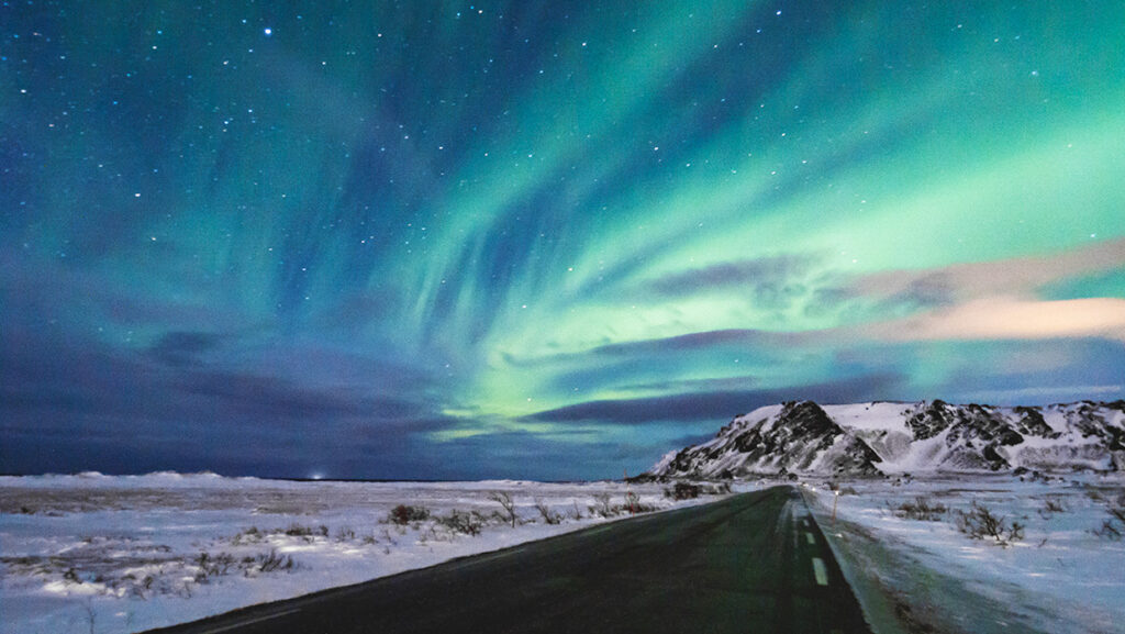 Aurora boreal sobre la carretera que une Berlevag y Kongsfjord